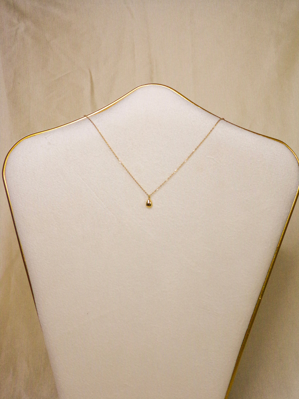 Colar dourado fino com gota