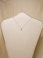 Colar dourado fino com gota