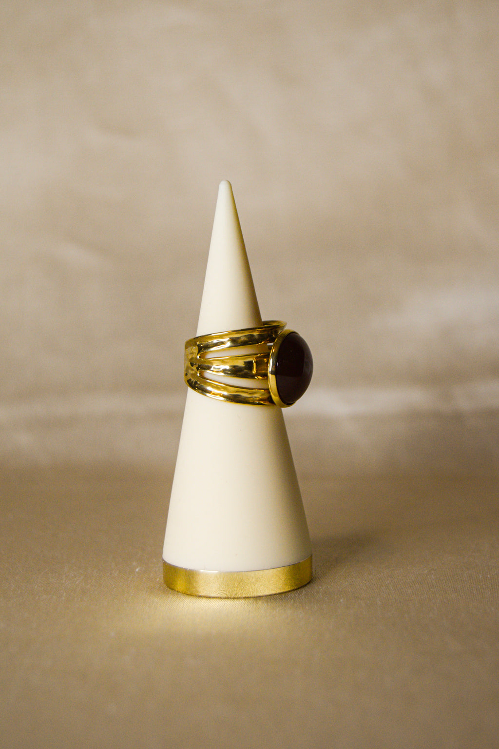 Anel dourado pedra castanha