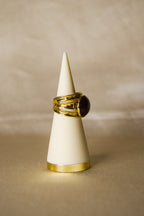 Anel dourado pedra castanha