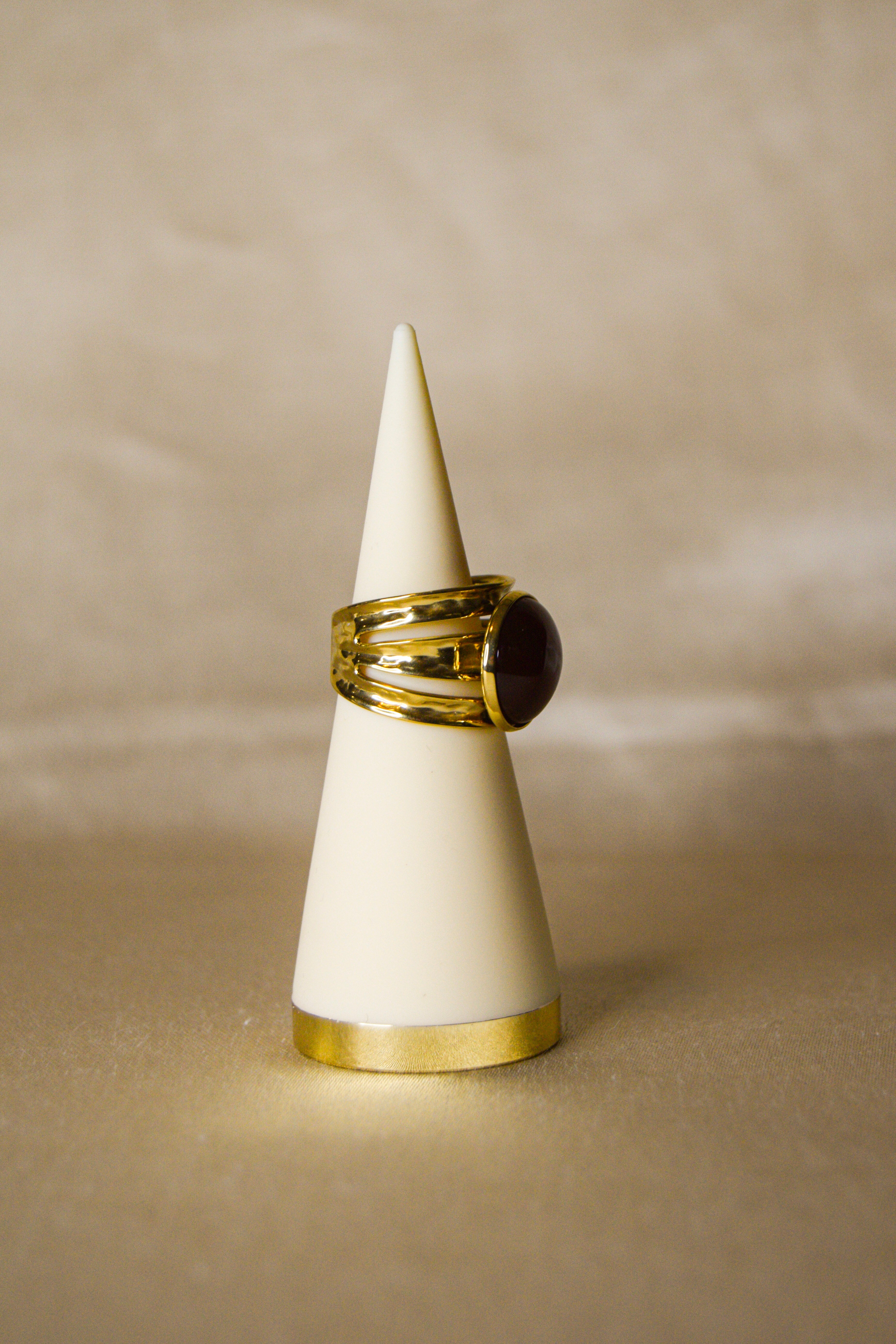 Anel dourado pedra castanha