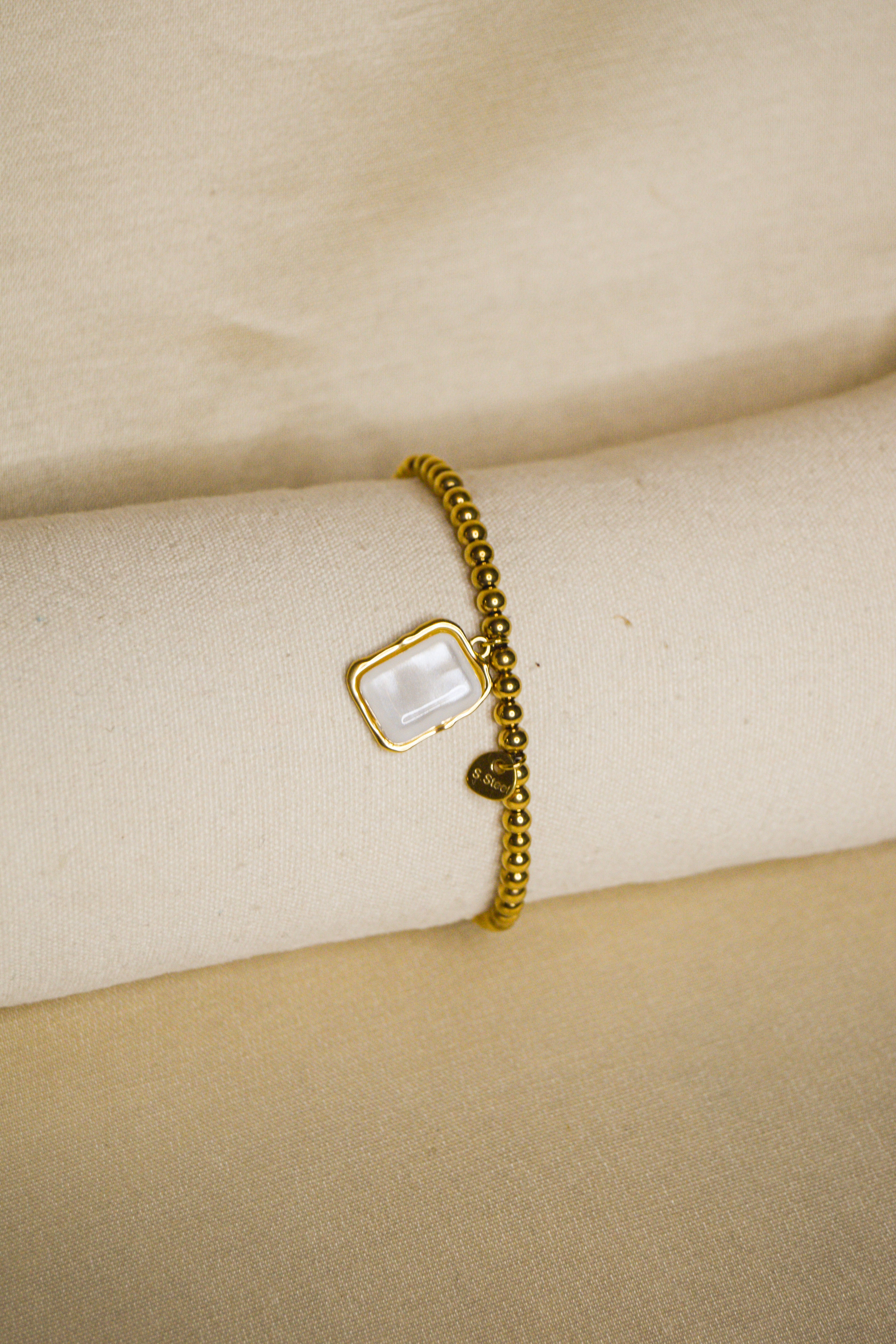 Pulseira dourada pendente pérola