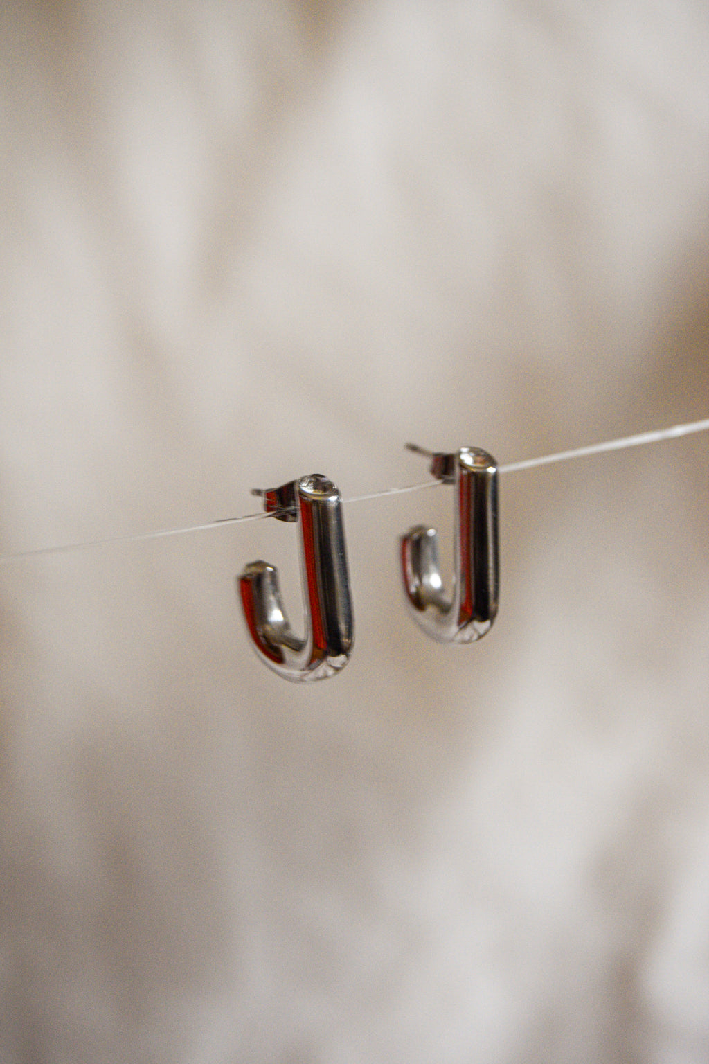 Brincos prateados tipo argola