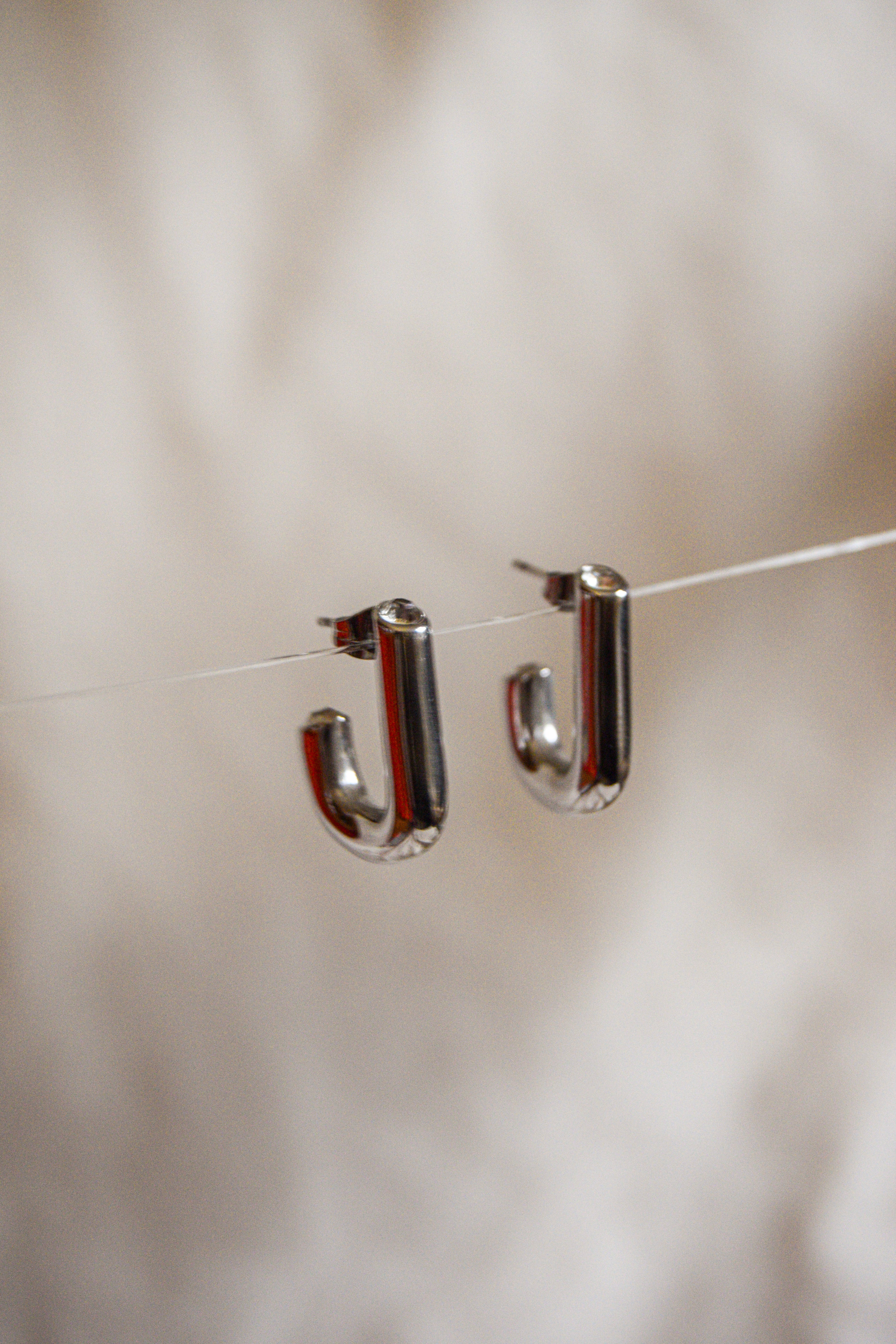 Brincos prateados tipo argola