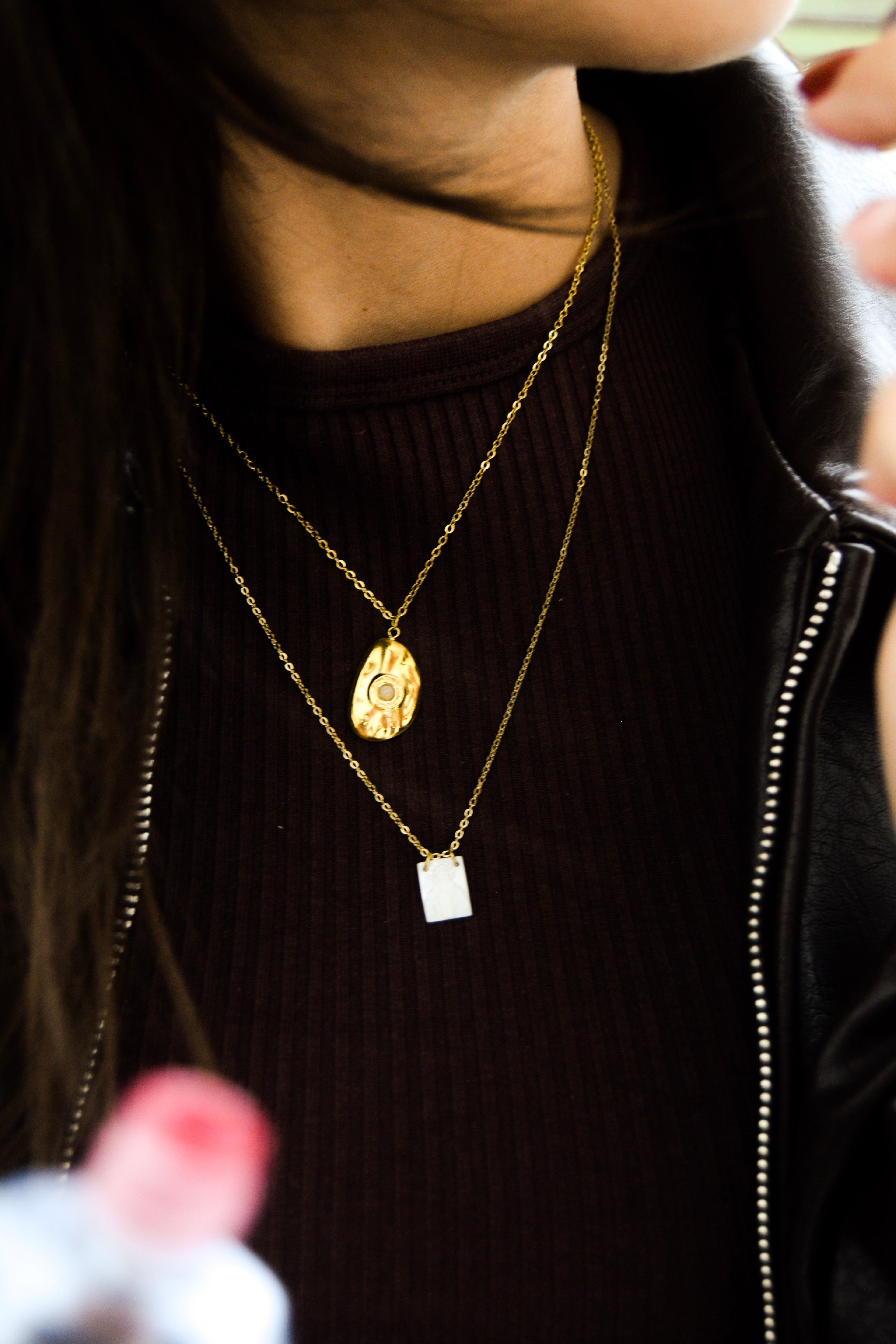 Colar dourado pendente pedra