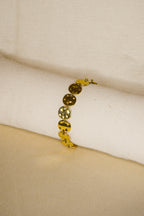 Pulseira dourada tachas
