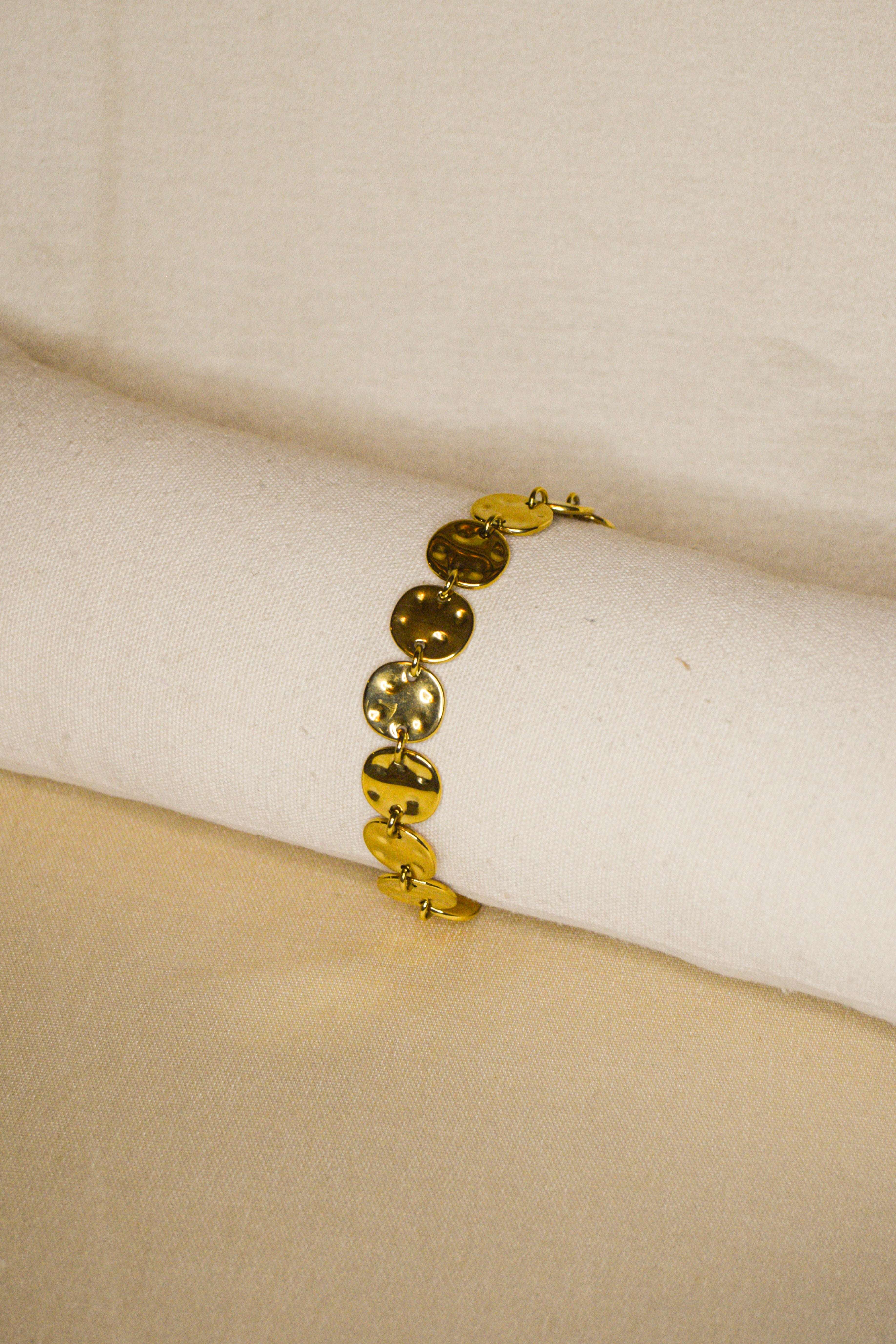 Pulseira dourada tachas