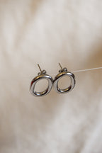 Brincos prateados ovais