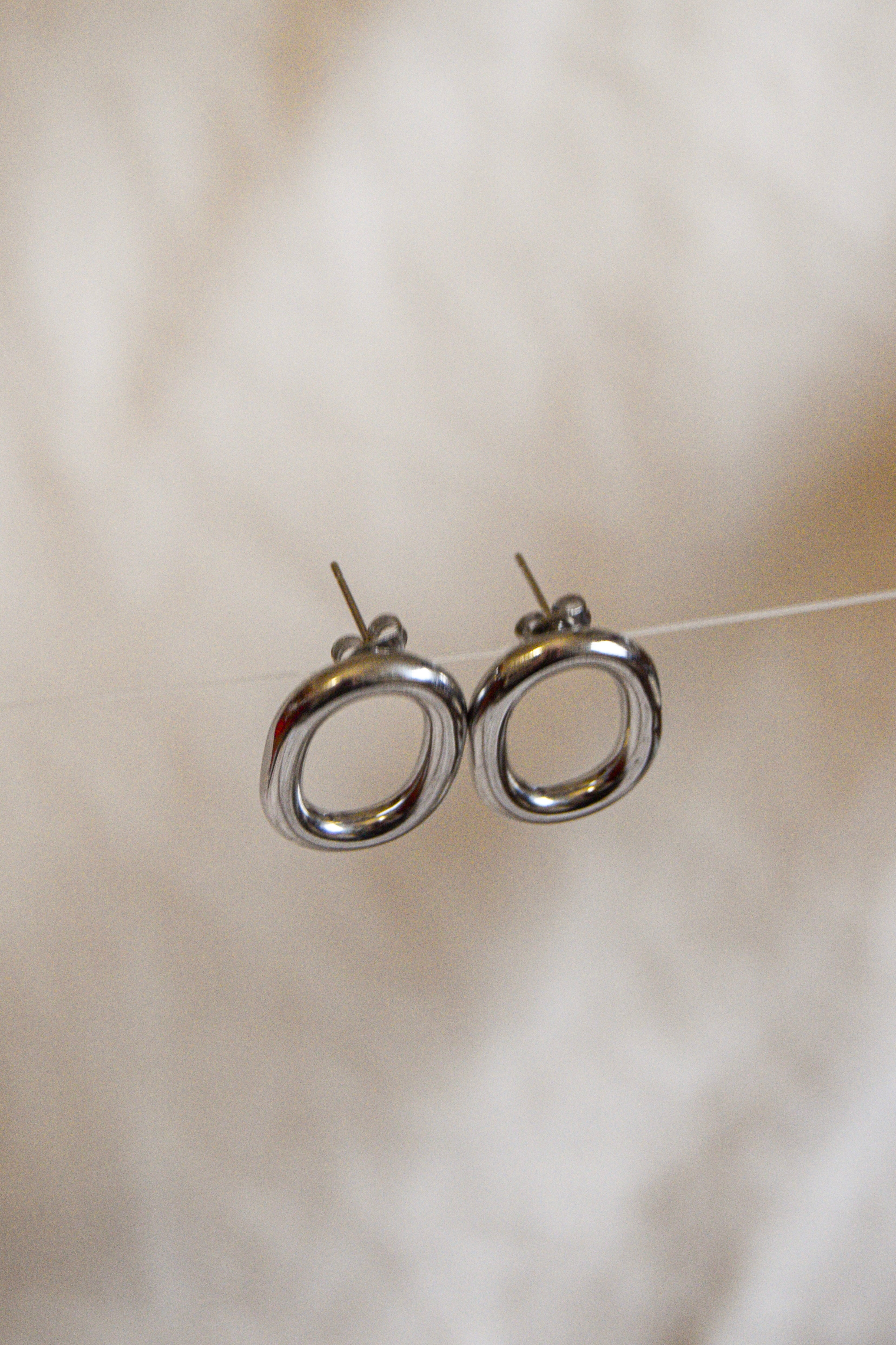 Brincos prateados ovais