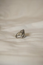 Anel prateado abstrato