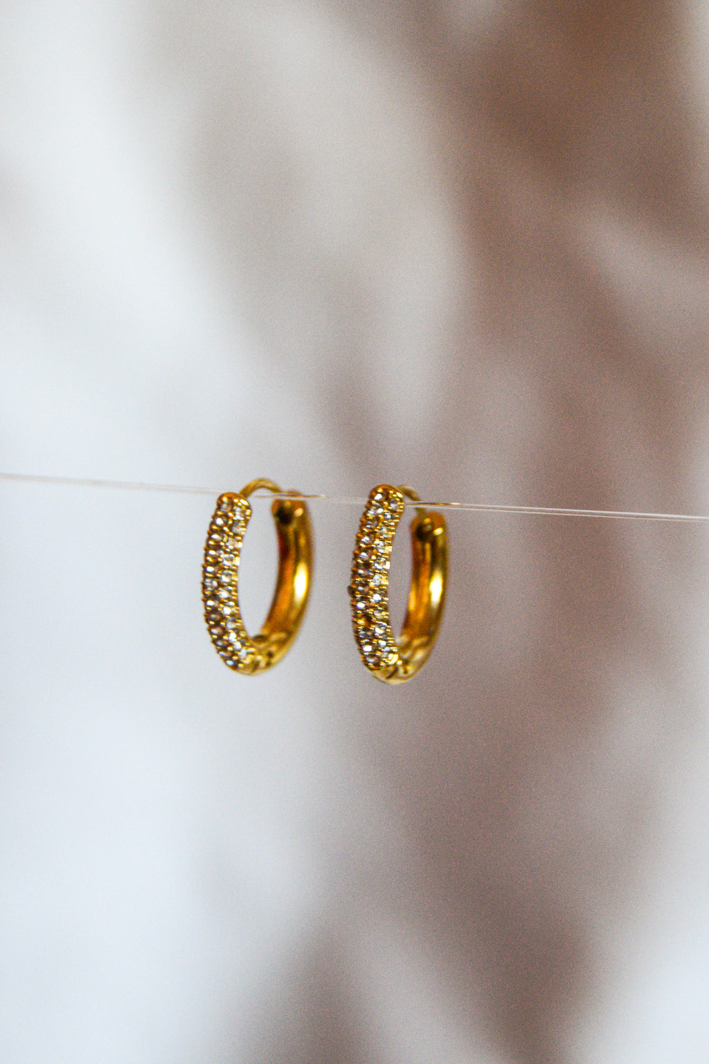 Argolas douradas brilhantes