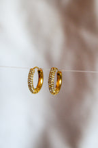 Argolas douradas brilhantes