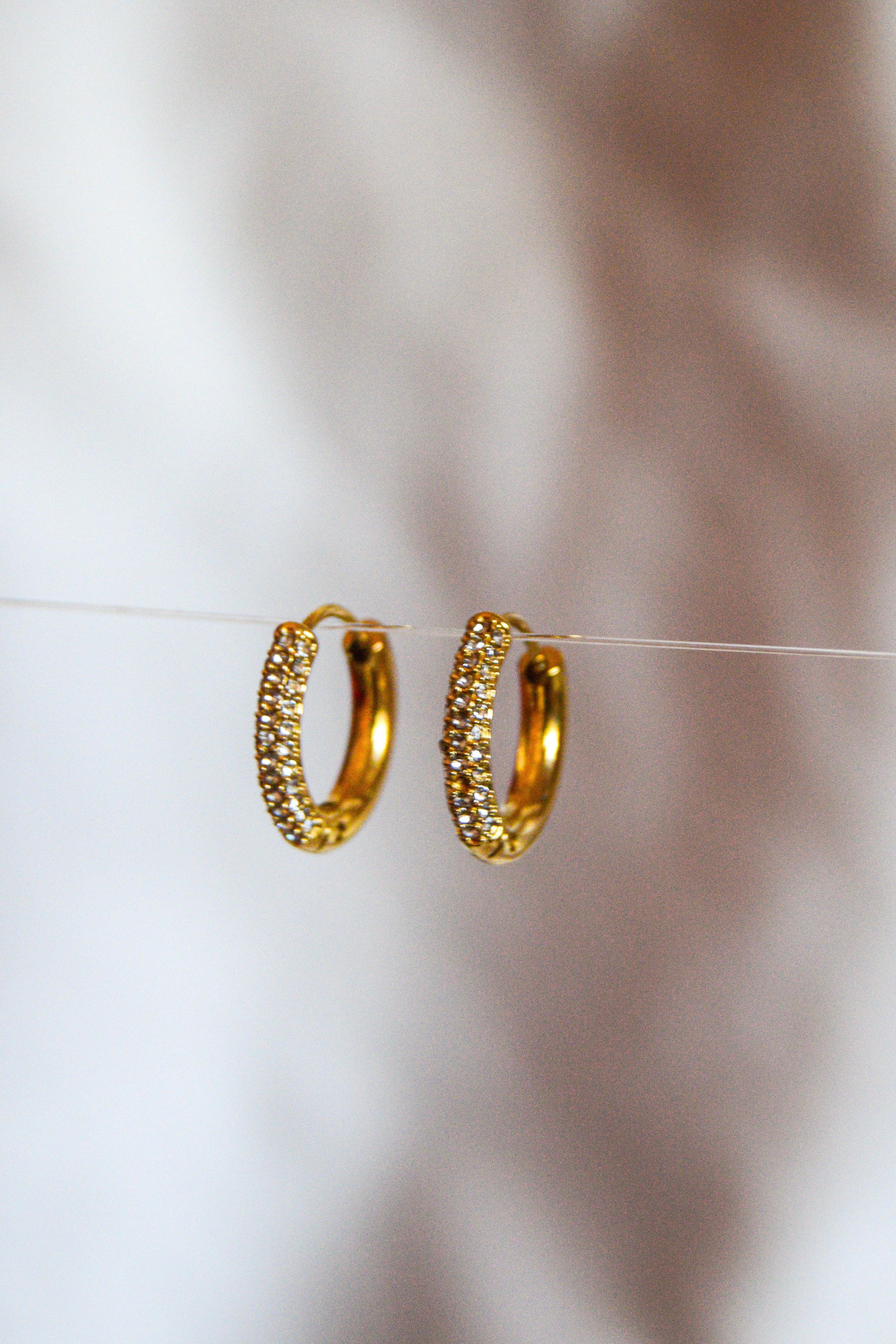 Argolas douradas brilhantes