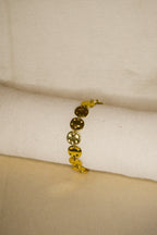 Pulseira dourada tachas