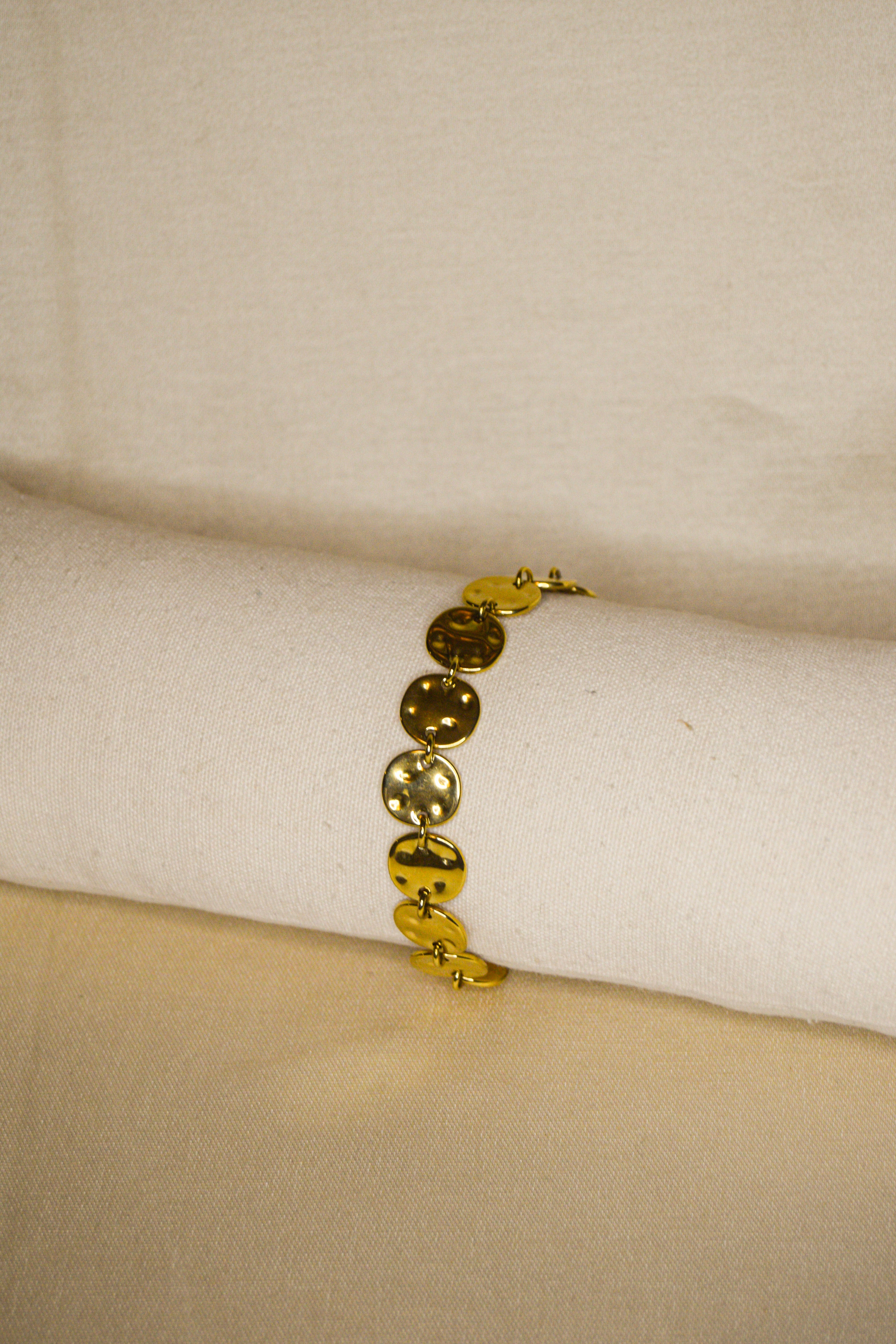 Pulseira dourada tachas