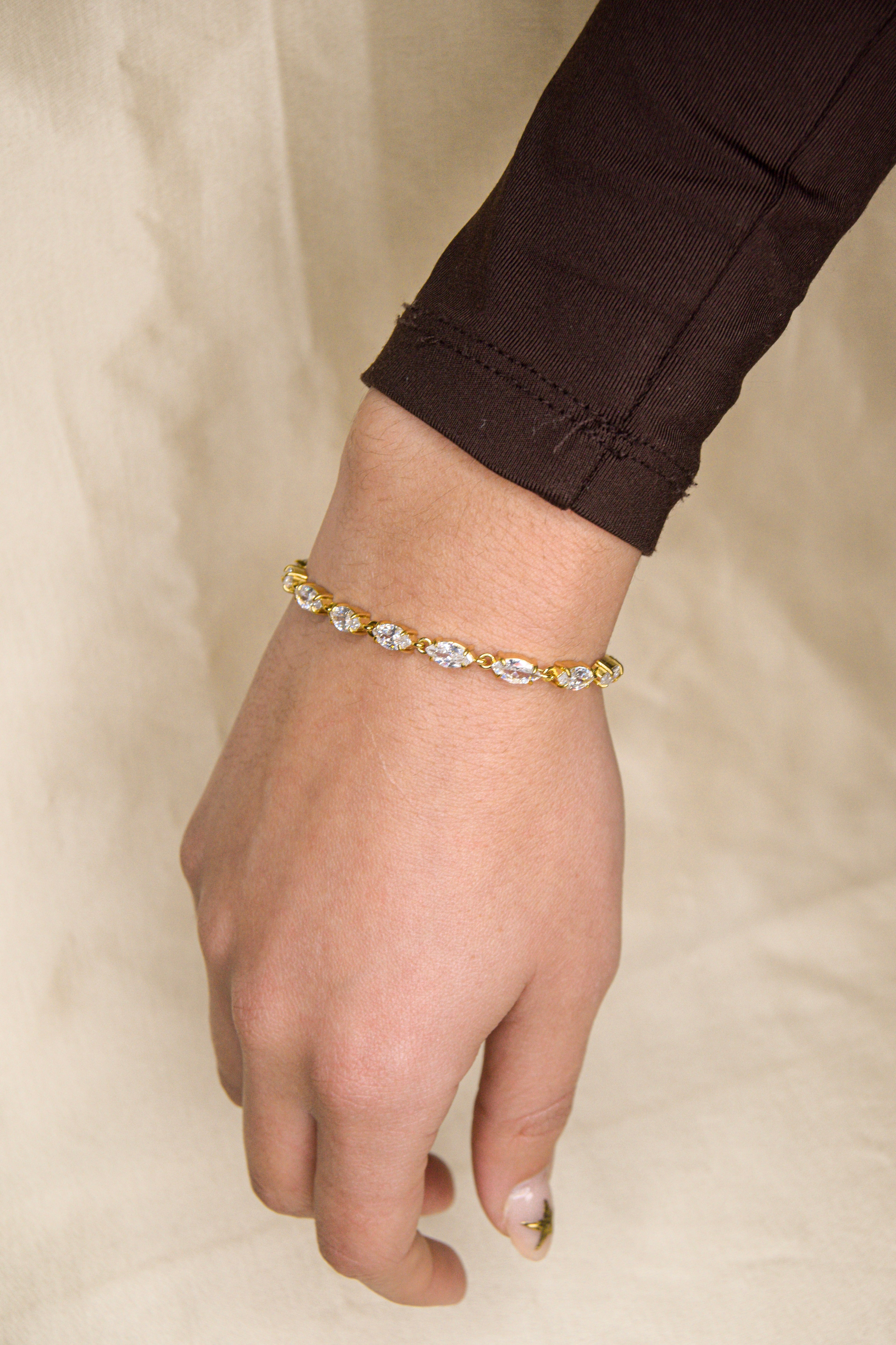 Pulseira dourada brilhantes ovais