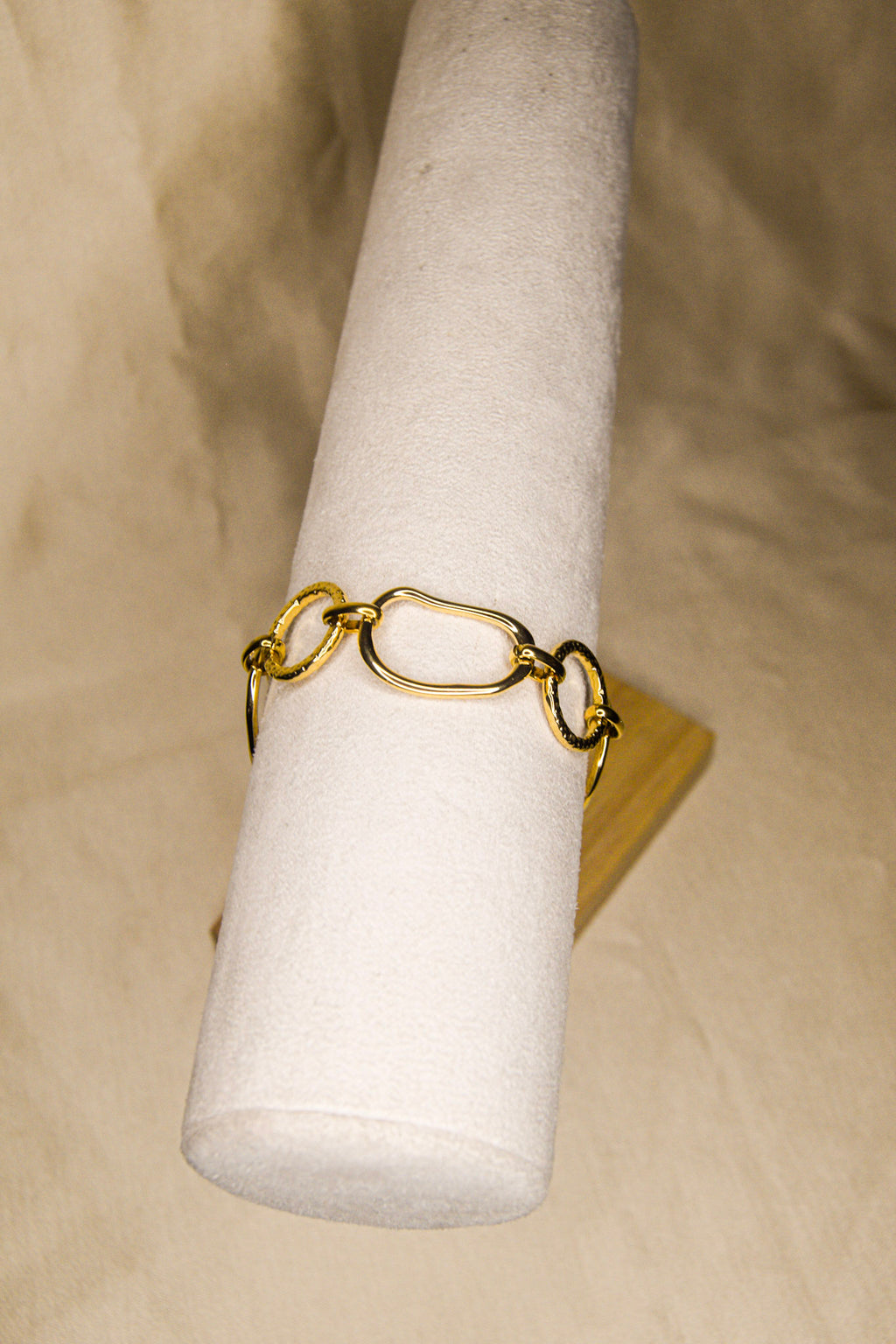 Pulseira dourada argolas