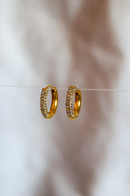 Argolas douradas brilhantes