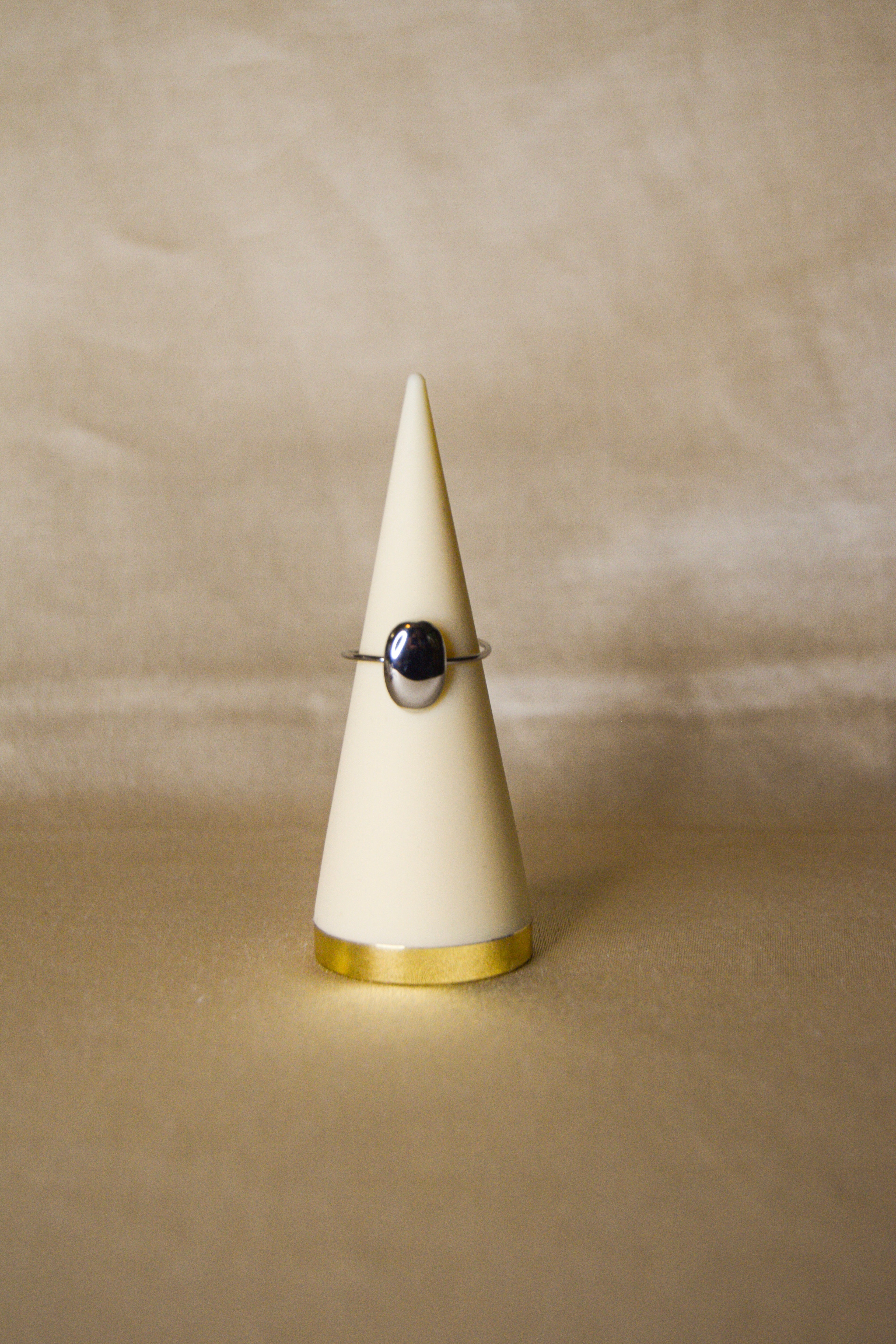 Anel prateado pedra oval