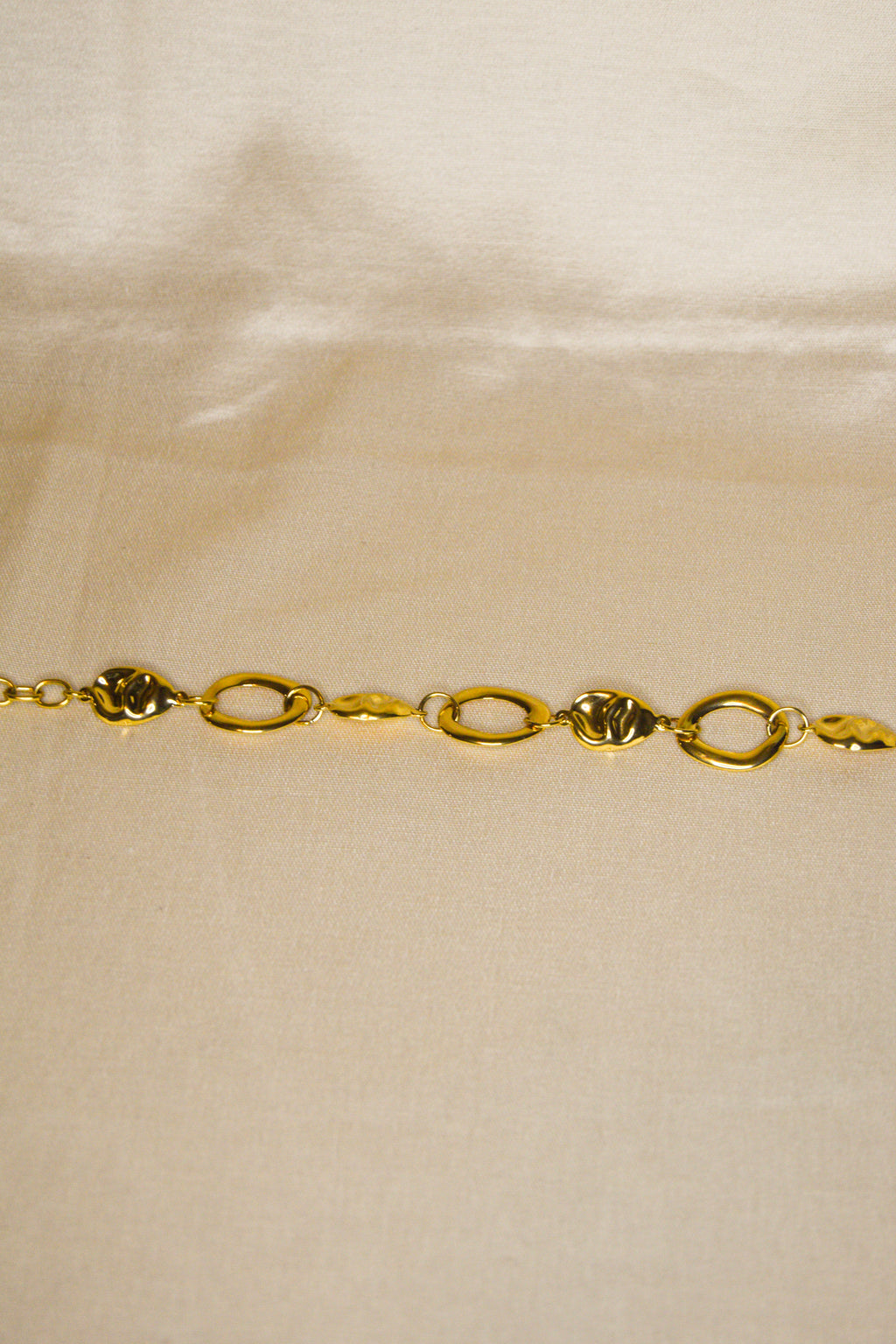 Pulseira dourada tachas grandes