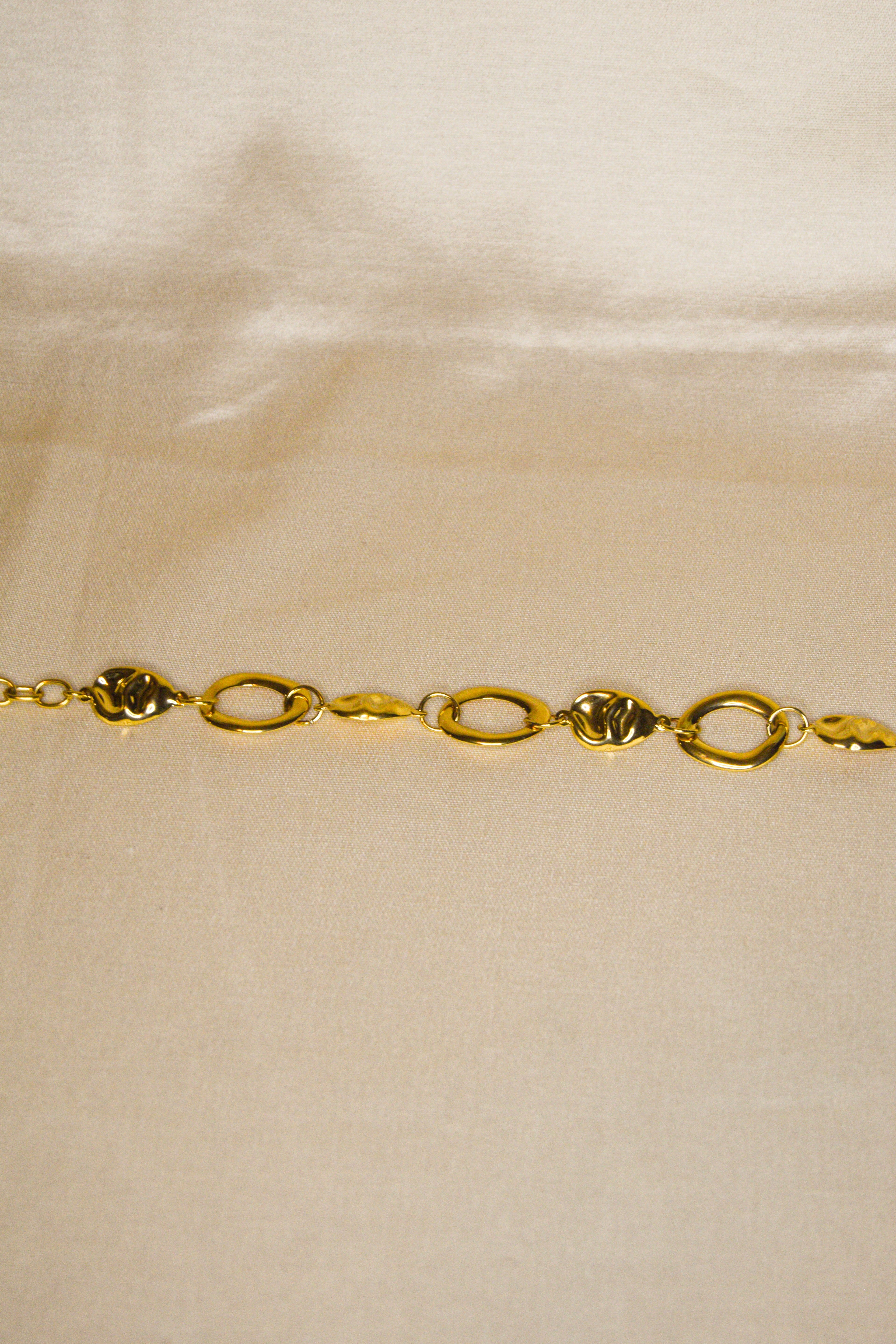 Pulseira dourada tachas grandes