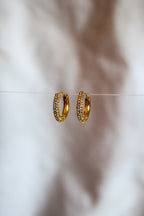 Argolas douradas brilhantes