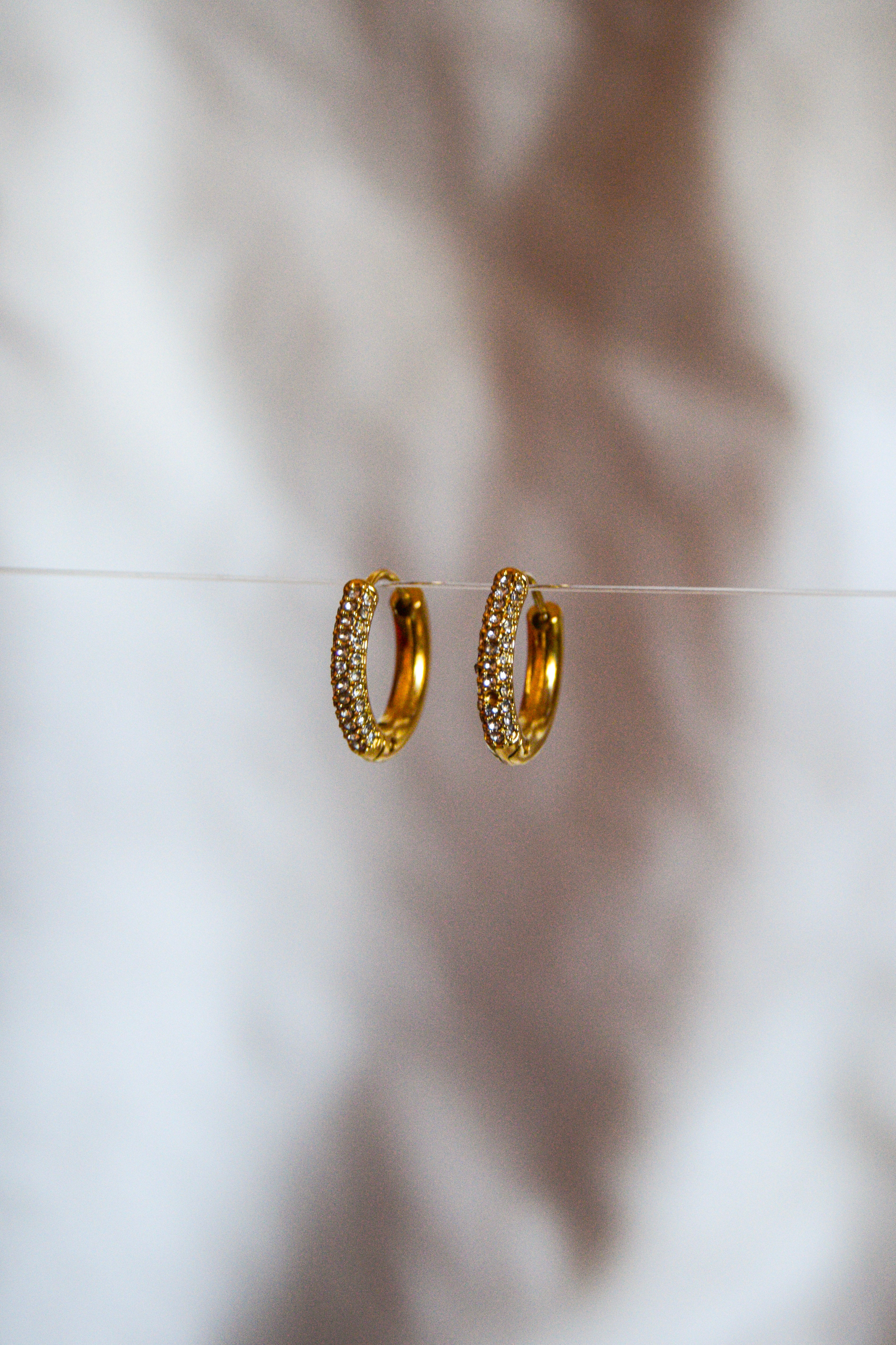 Argolas douradas brilhantes