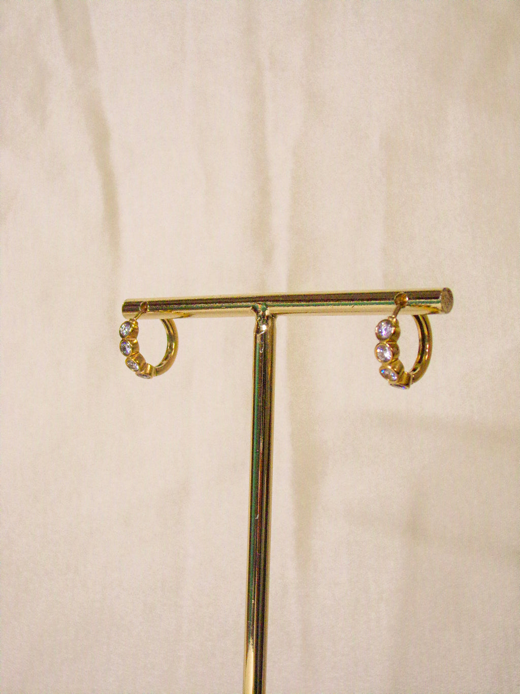 Argolas douradas com brilhantes pequenas