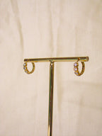 Argolas douradas com brilhantes pequenas