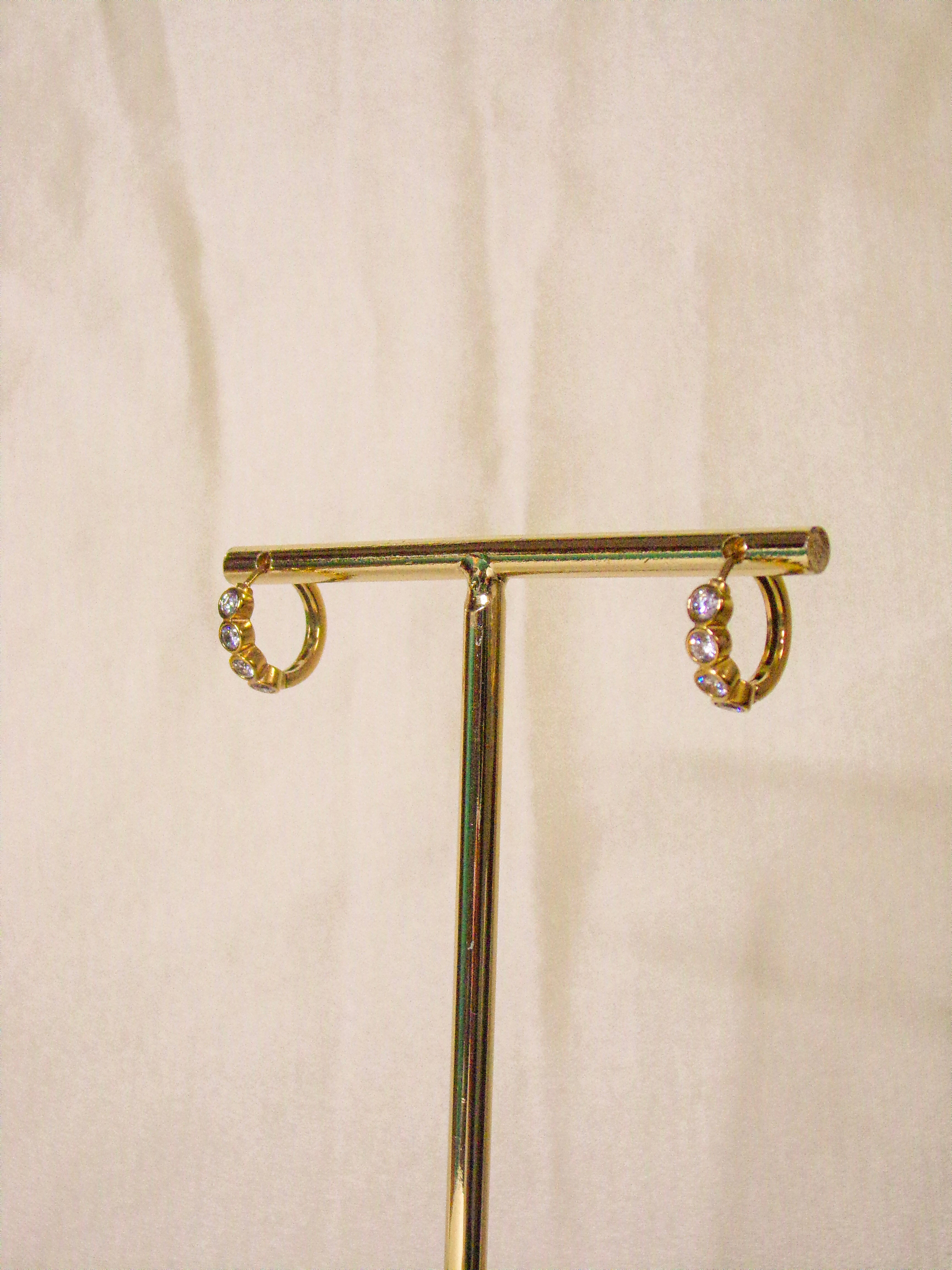 Argolas douradas com brilhantes pequenas