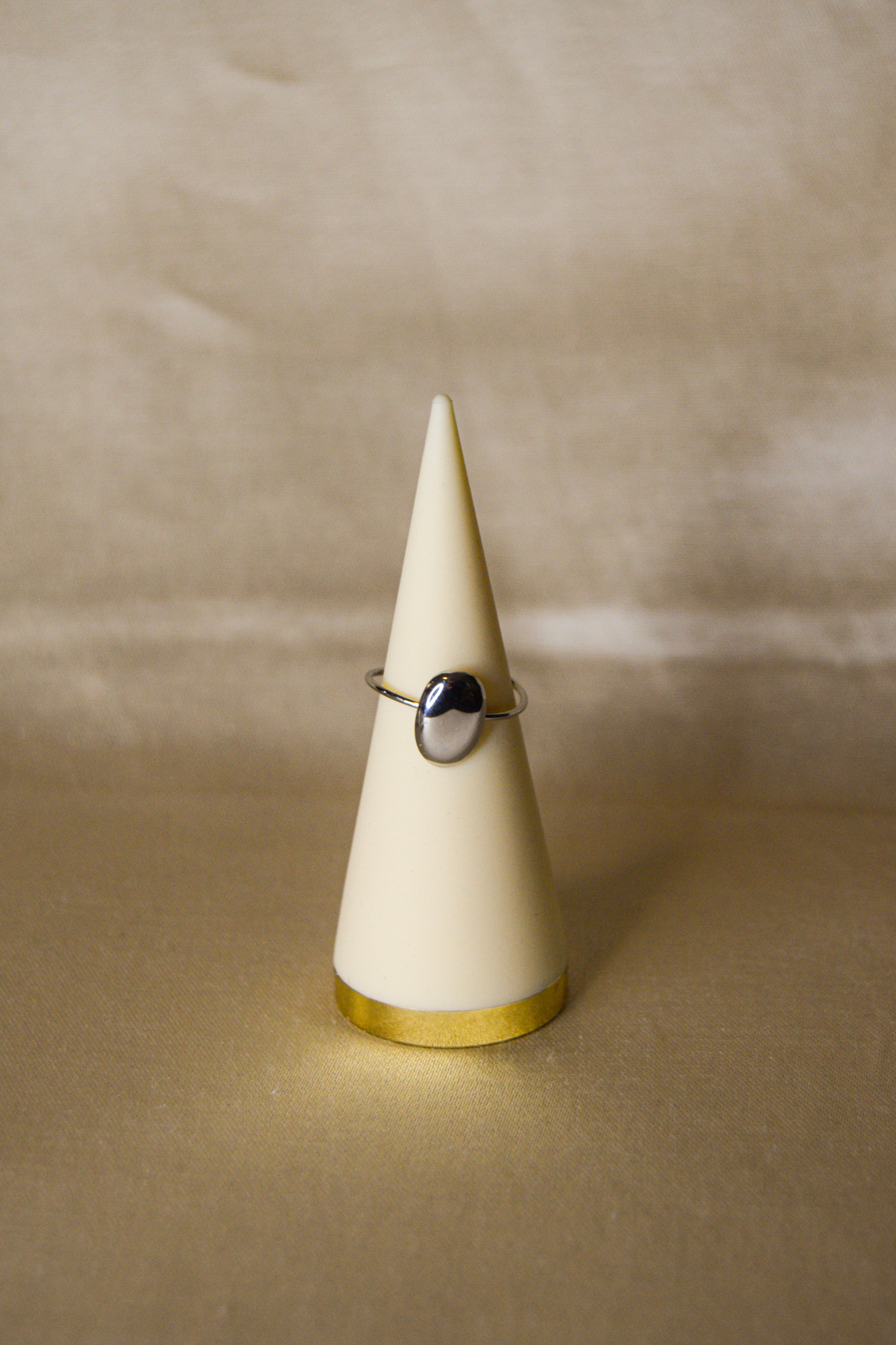 Anel prateado pedra oval