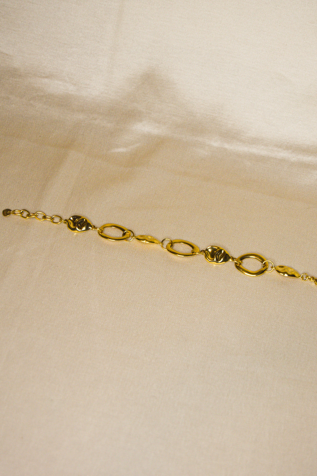 Pulseira dourada tachas grandes