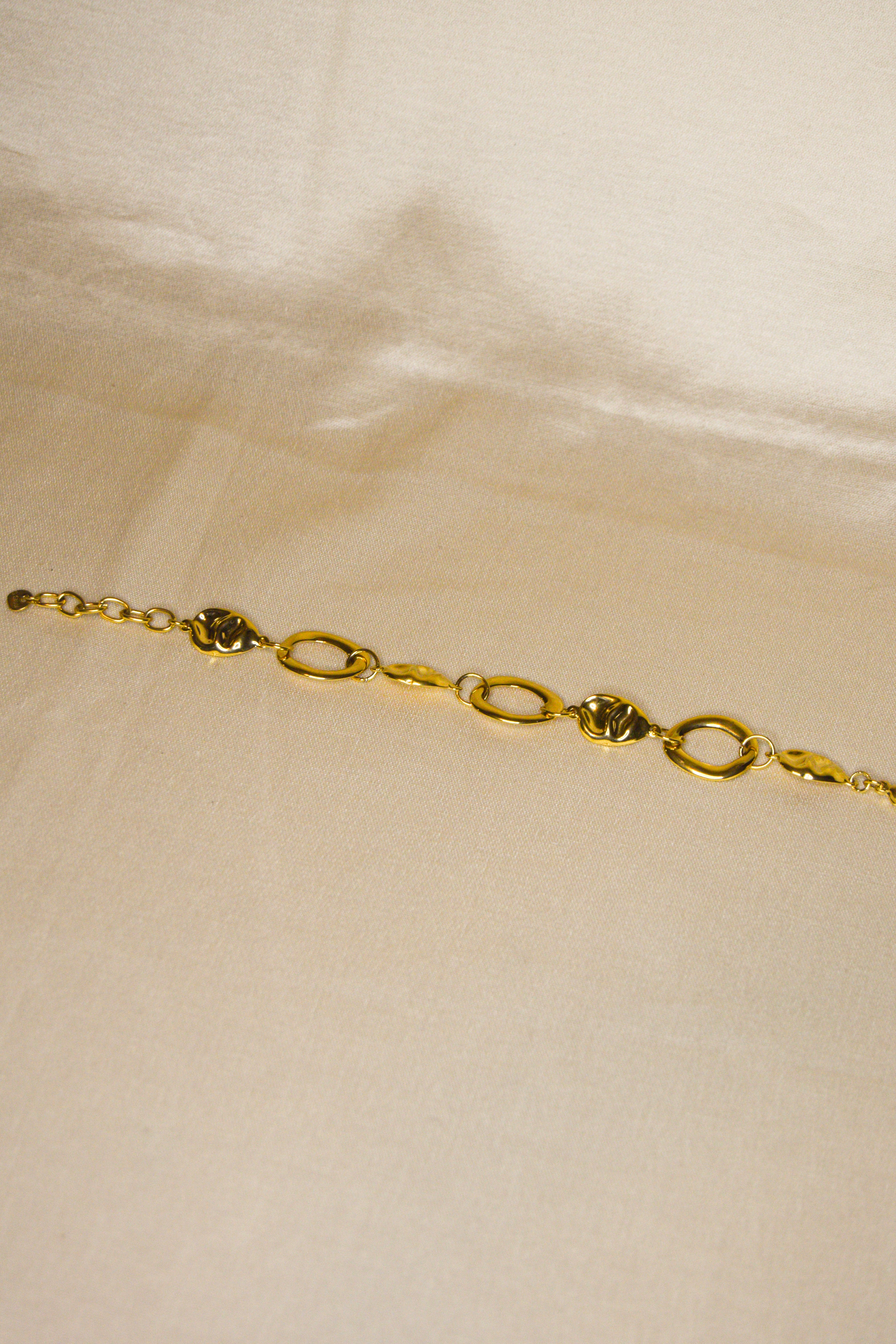 Pulseira dourada tachas grandes