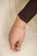 Pulseira dourada brilhantes ovais