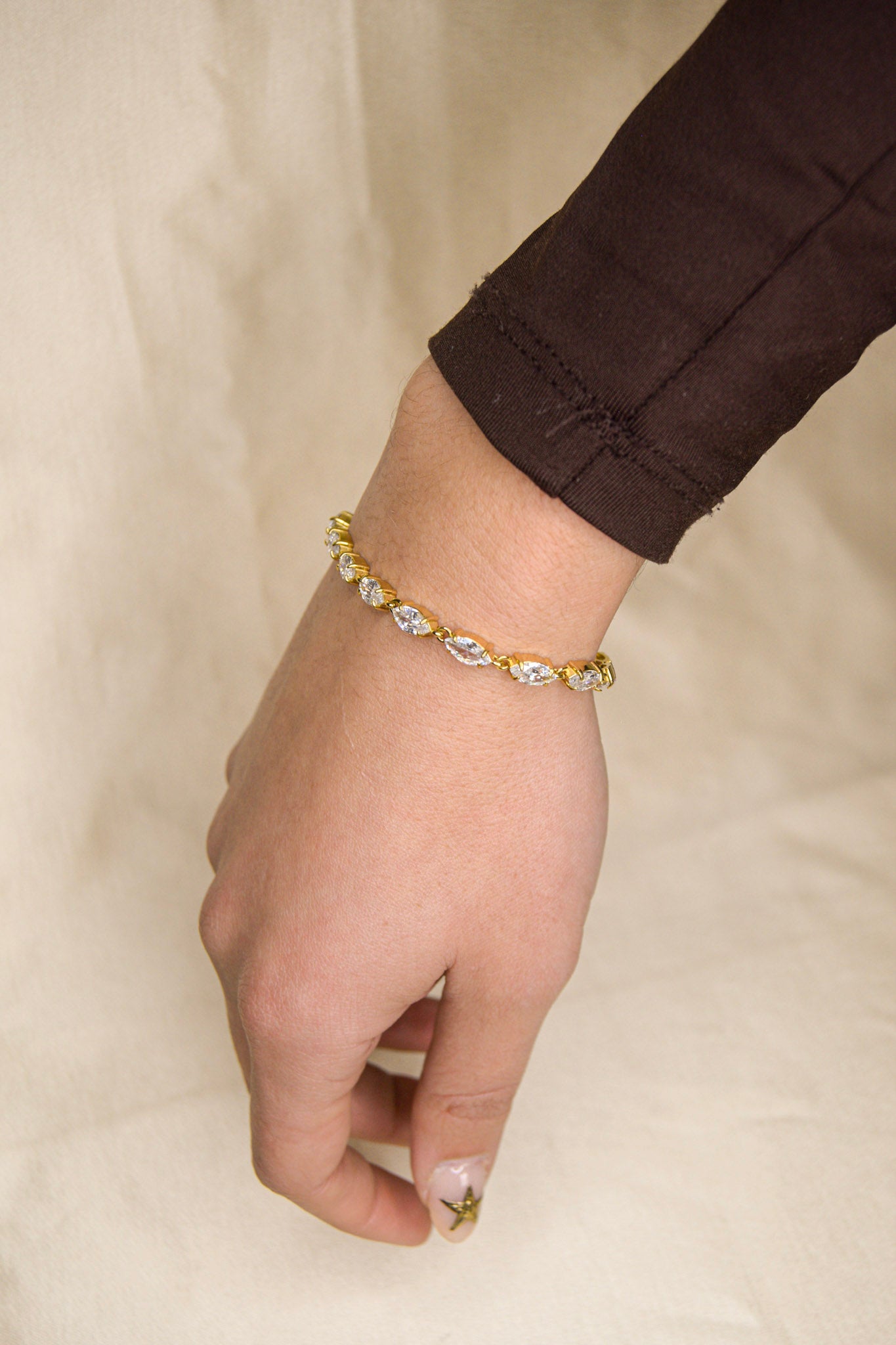 Pulseira dourada brilhantes ovais