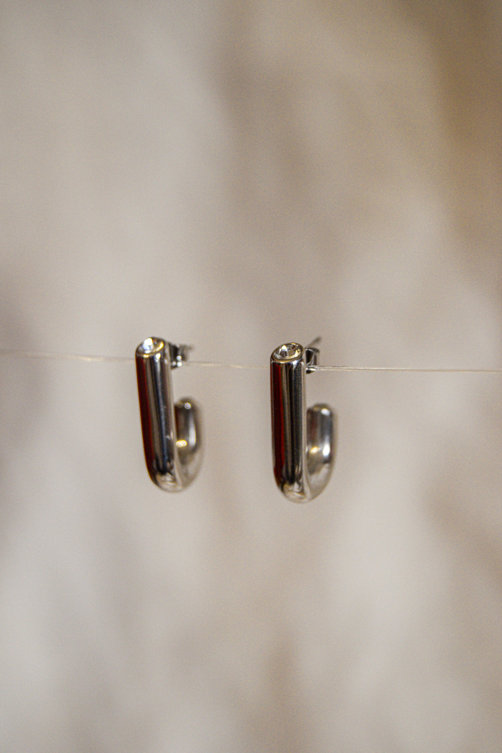 Brincos prateados tipo argola