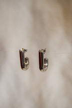 Brincos prateados tipo argola