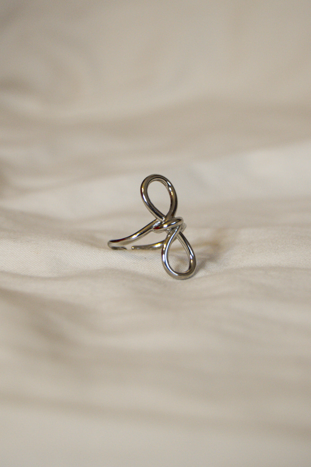Anel prateado laço