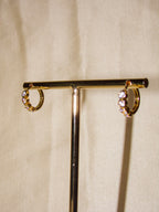 Argolas douradas com brilhantes pequenas