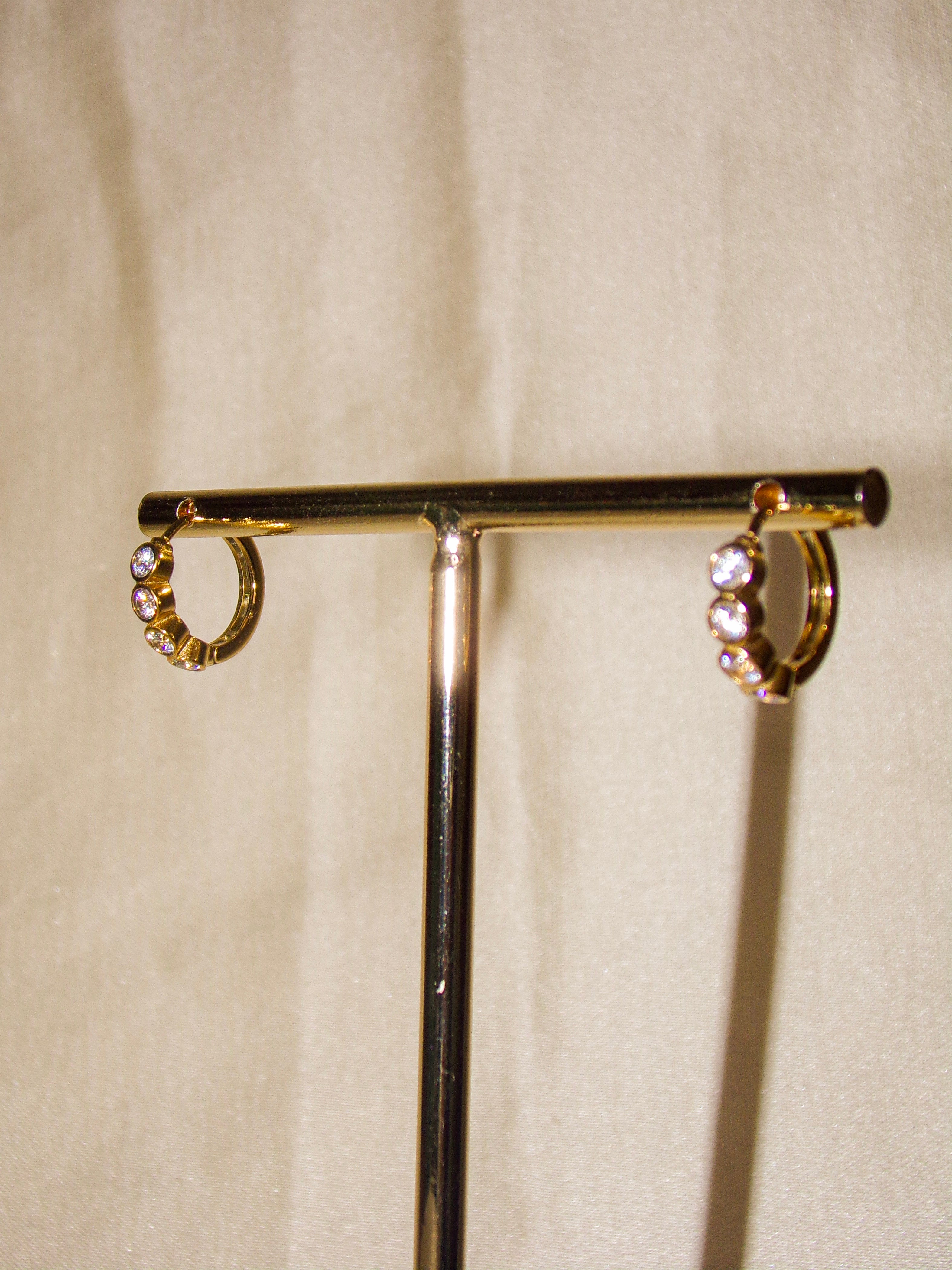 Argolas douradas com brilhantes pequenas