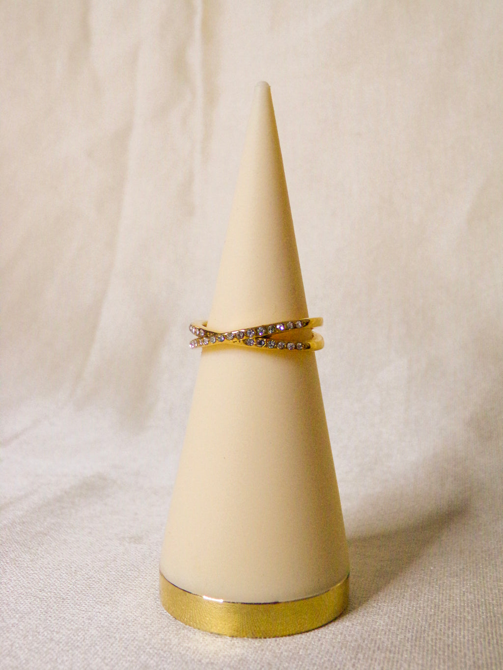 Anel dourado com pedras brilhantes