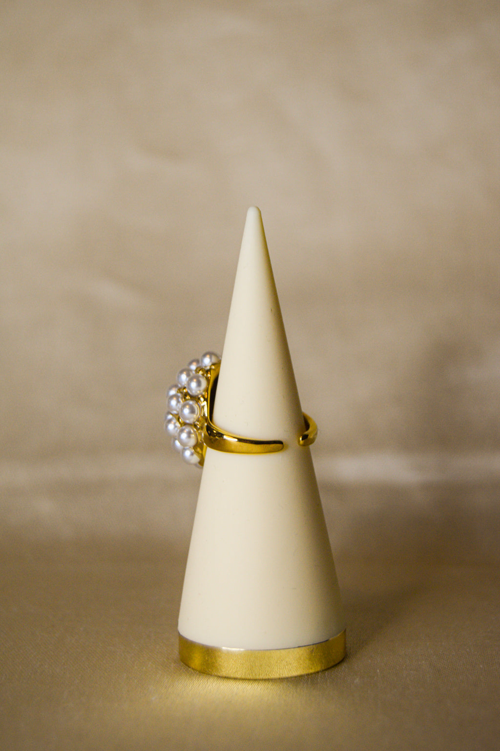 Anel dourado pedras brancas