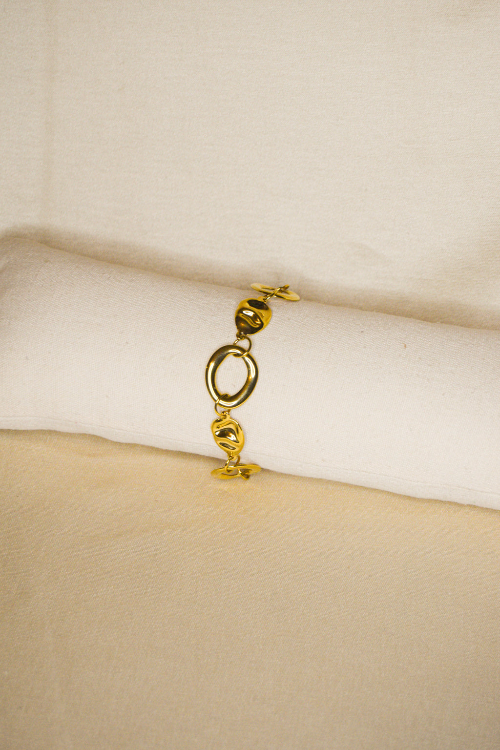 Pulseira dourada tachas grandes