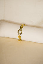 Pulseira dourada tachas grandes