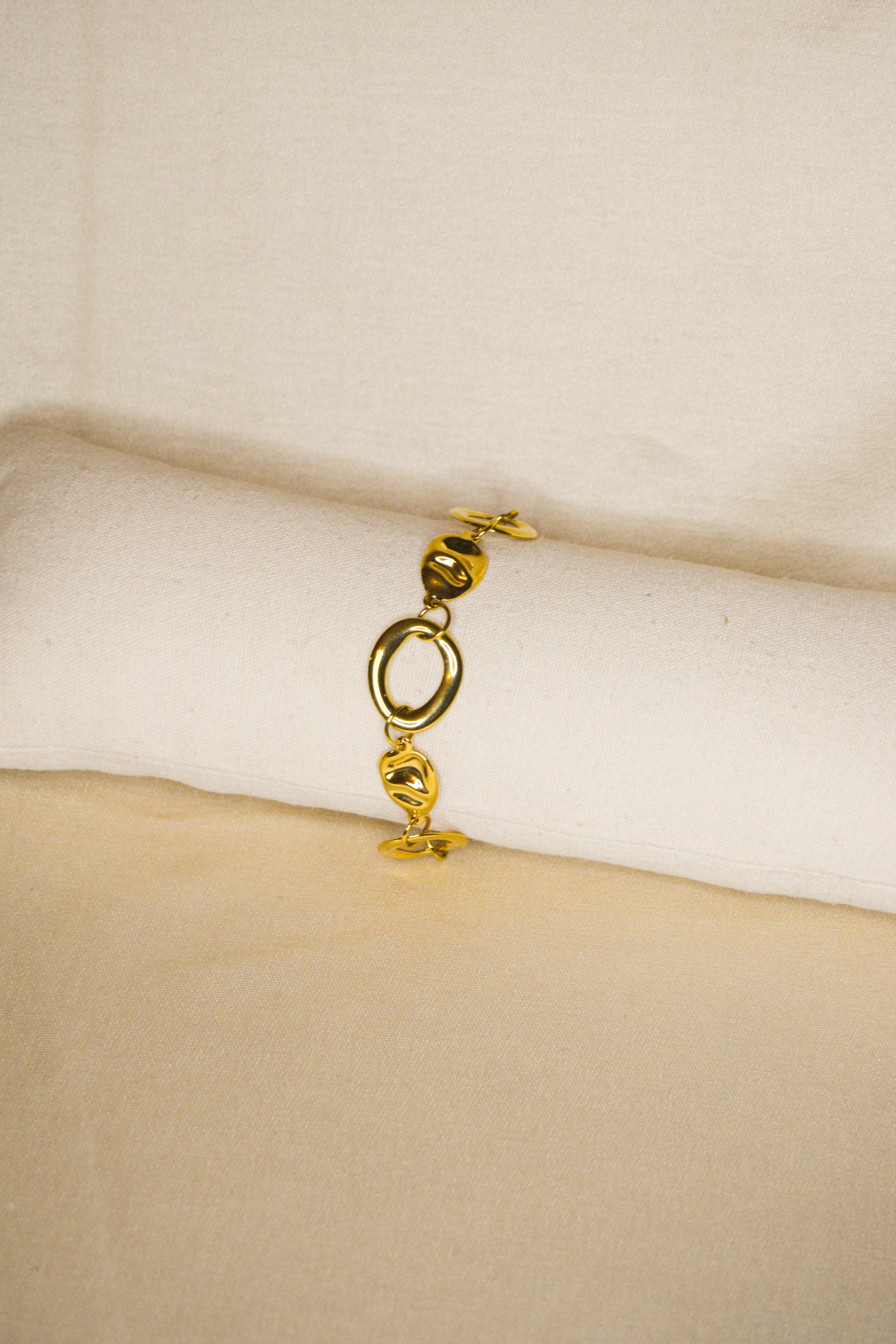 Pulseira dourada tachas grandes