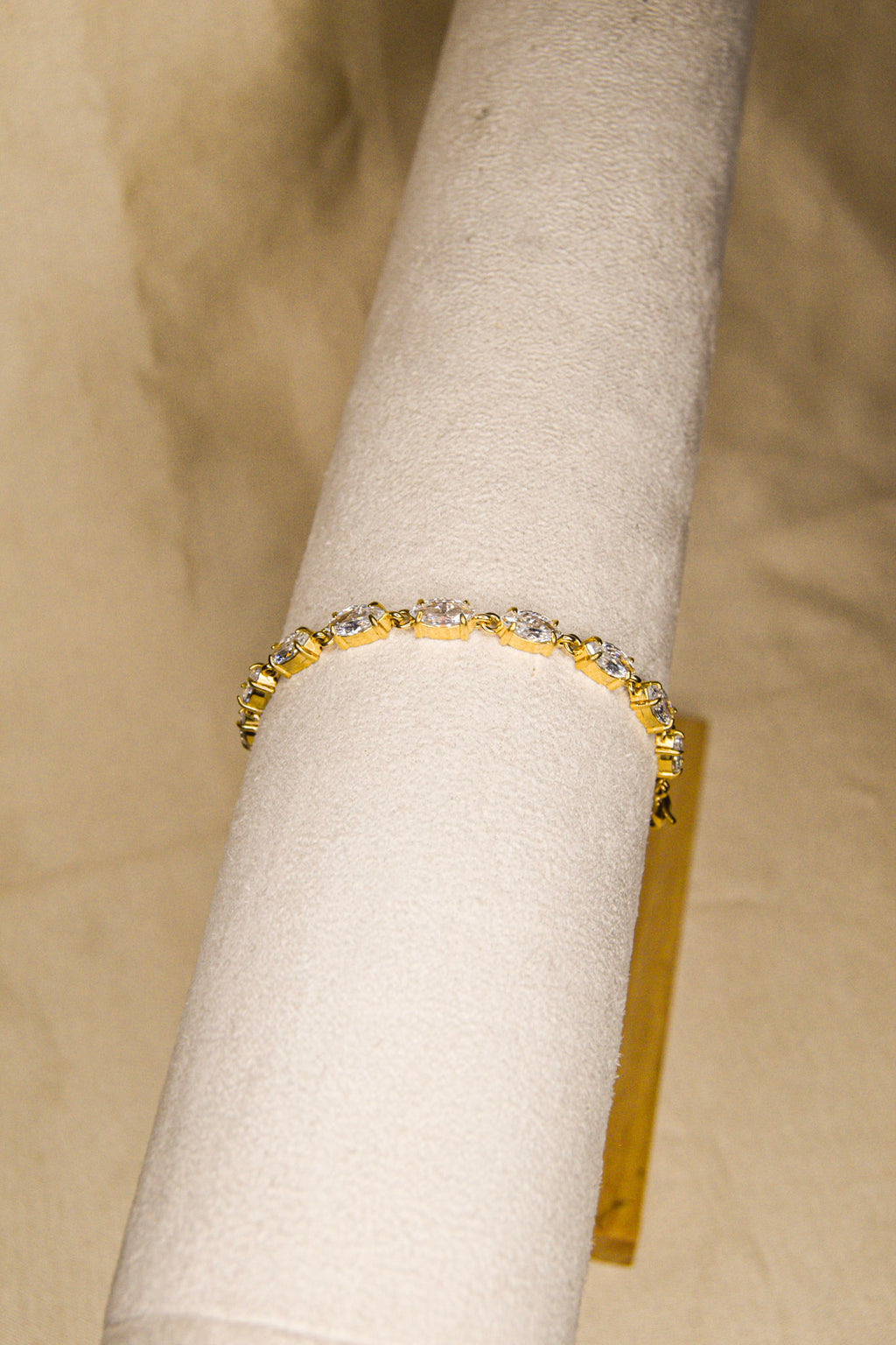 Pulseira dourada brilhantes ovais