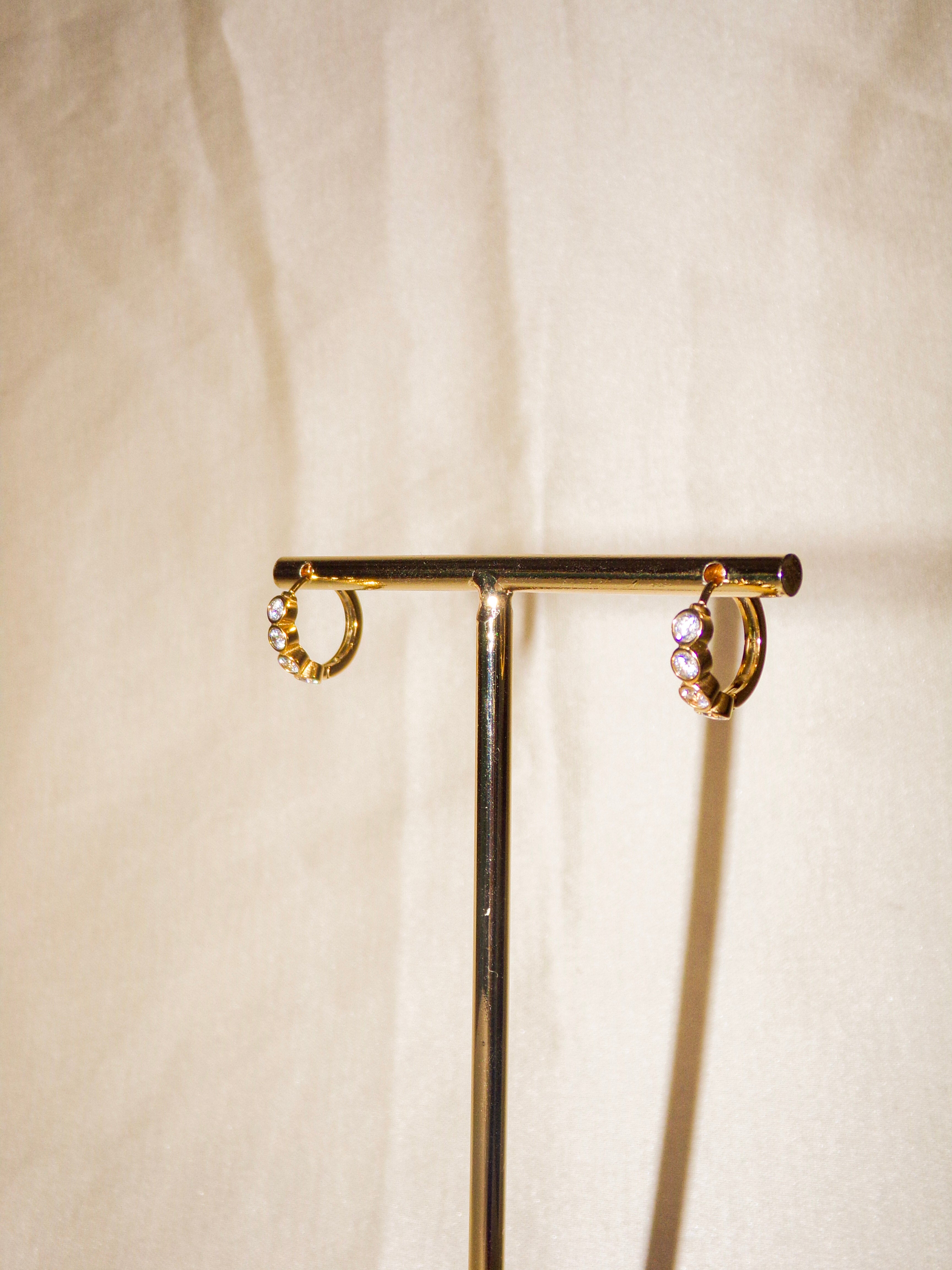 Argolas douradas com brilhantes pequenas