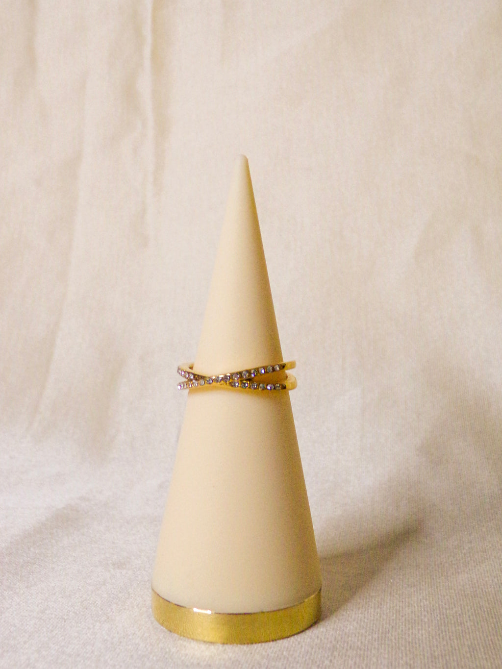 Anel dourado com pedras brilhantes