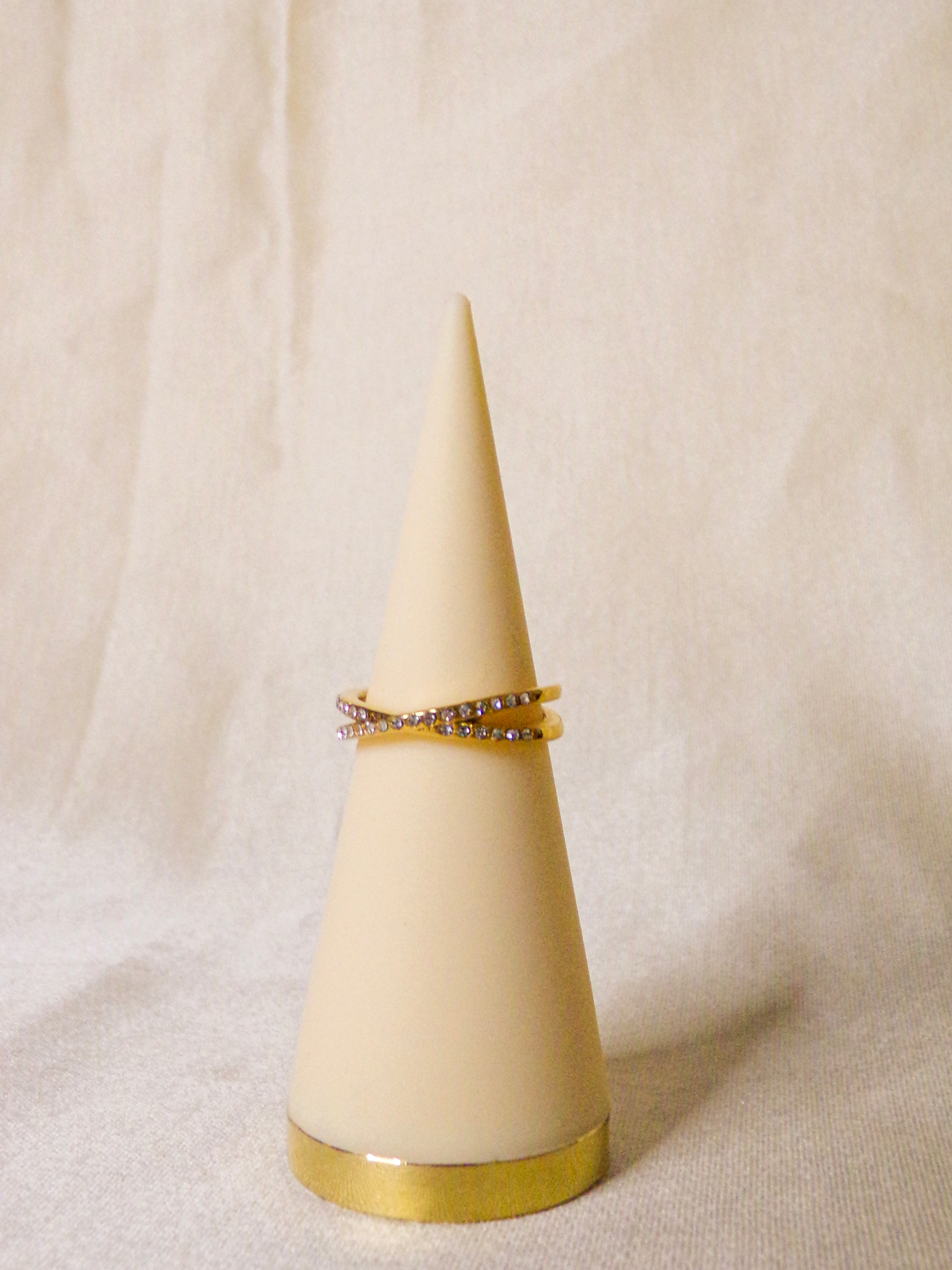 Anel dourado com pedras brilhantes