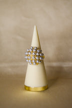 Anel dourado pedras brancas